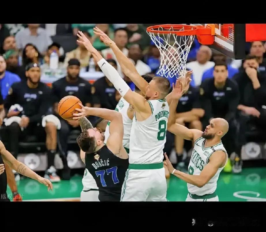 NBA总决赛第一场结束！独行侠（小牛）18分大败而归……
数据方面：
独行侠：东