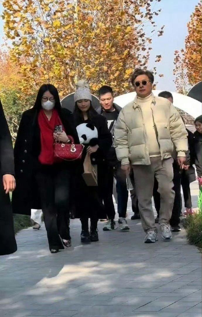 李湘王岳伦带王诗龄出游  李湘一家三口现身岳阳中华大熊猫苑  李湘王岳伦一家三口