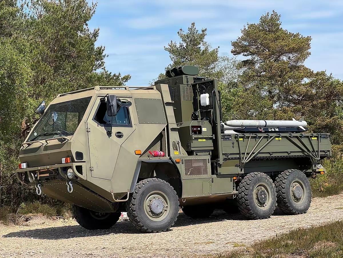 英国展示为乌克兰开发的“渡鸦”短程防空系统，基于 HMT 600 Supacat