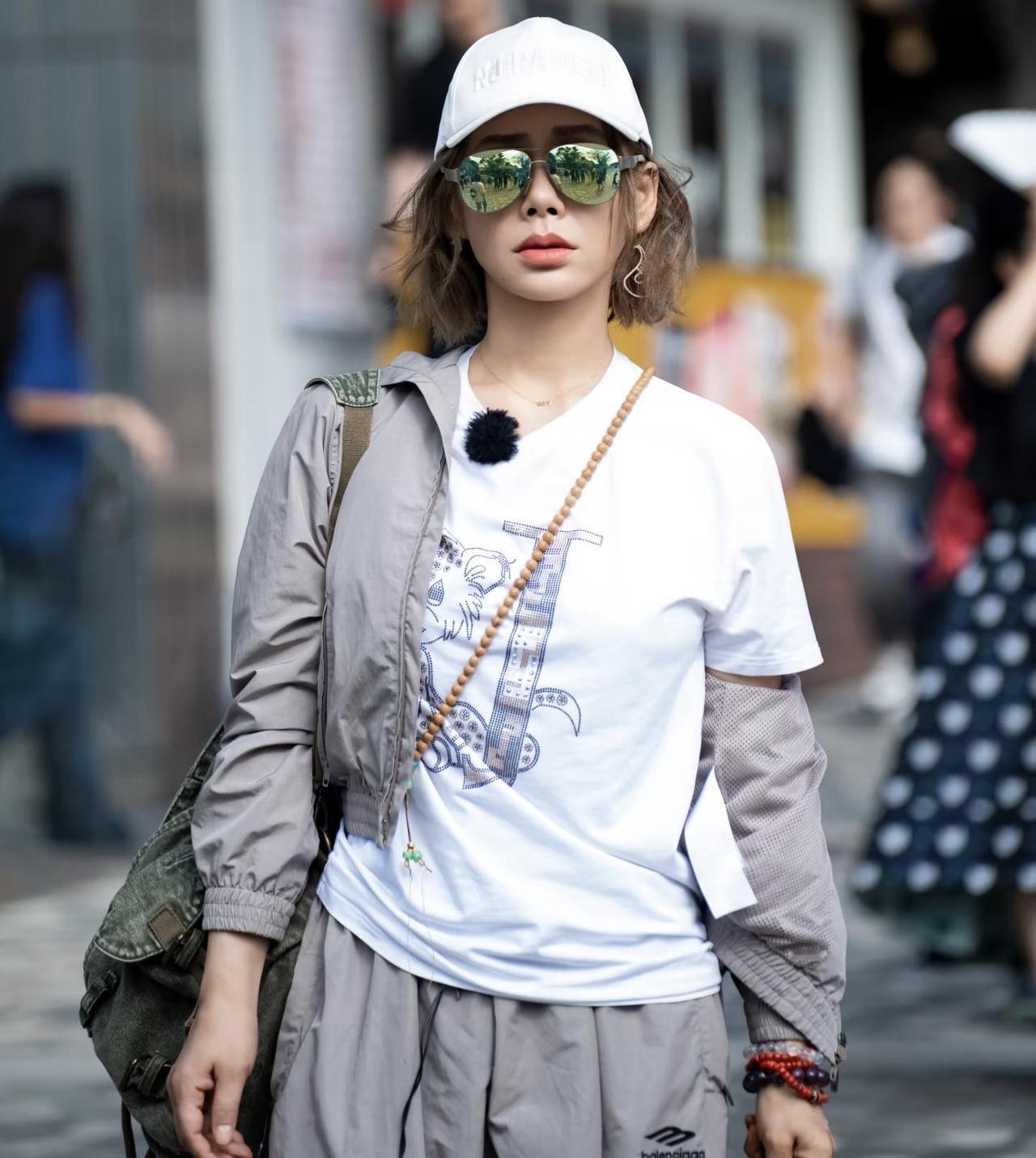 看完宁静订车的视频，

我可以预料到，

刘嘉玲和何赛飞估计会在接下来的旅程中不