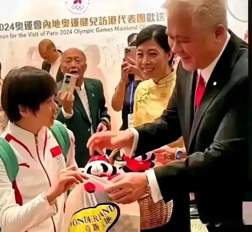 全红婵将来会不会嫁进港澳豪门，就像前辈郭晶晶、伏明霞一样。因为她在港澳的受欢迎程