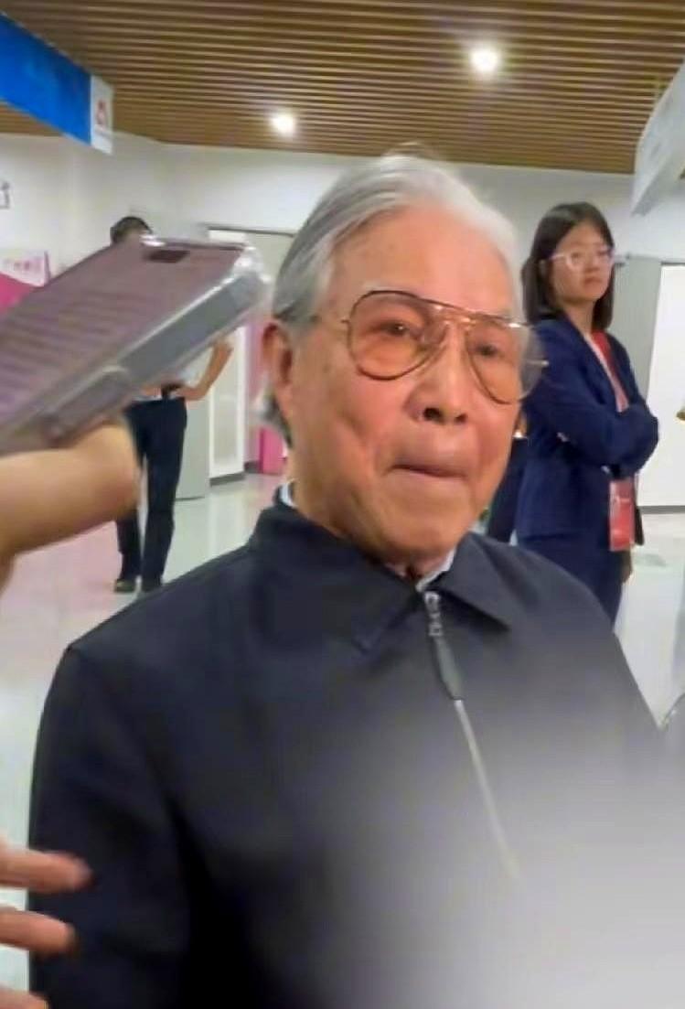 豪门公公笑成孩子，只因儿媳太争气。

记者刚问郭晶晶举旗，霍震霆脸就开花，他提前