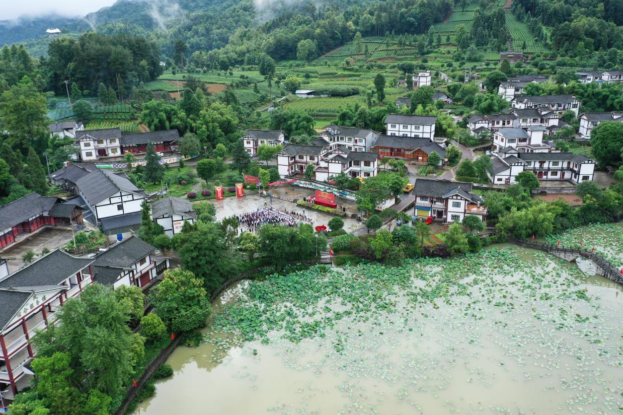 贵州遵义旅游，来茶乡湄潭龙凤村度假攻略！
遵义湄潭龙凤村
美景和美食推荐：
1、