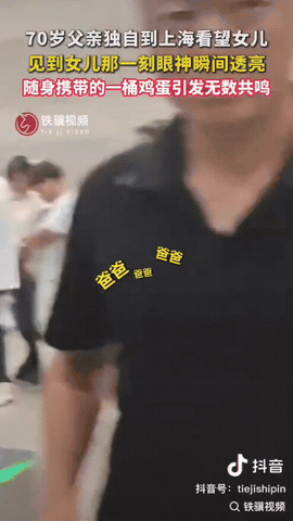 看完这一幕，很多人都沉默了。

原来父母最想要的，从来不是子女给多少钱，而是自己