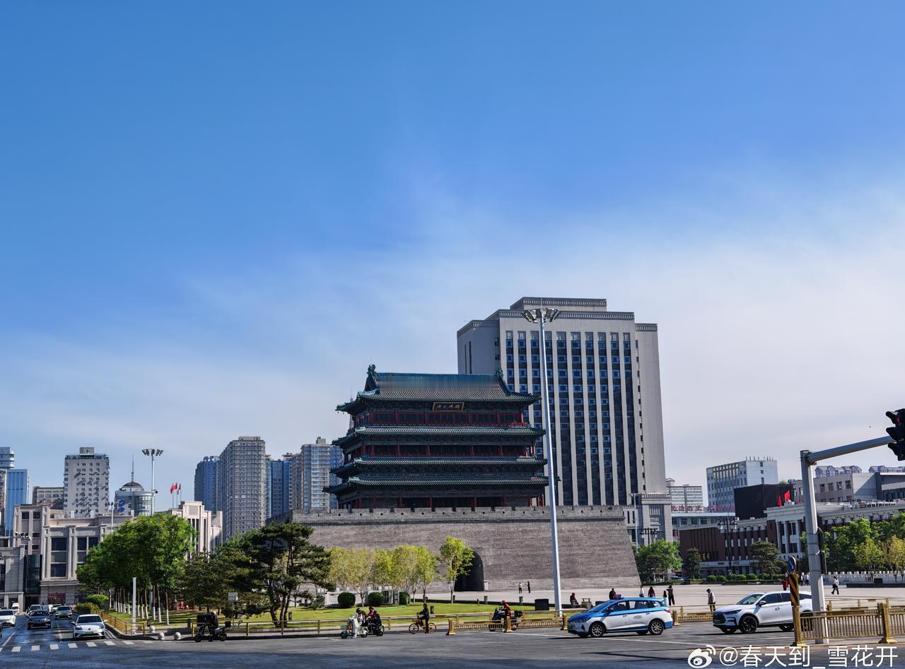 太原五一广场，力量雕塑，中华儿女团结的力量；锦绣太原楼，下面有个展览。五一广场太