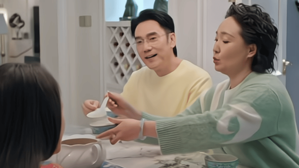 以为是林依轮 还真是林依轮这大概就是“剧抛脸”的魅力？若非仔细确认，真不敢把《披