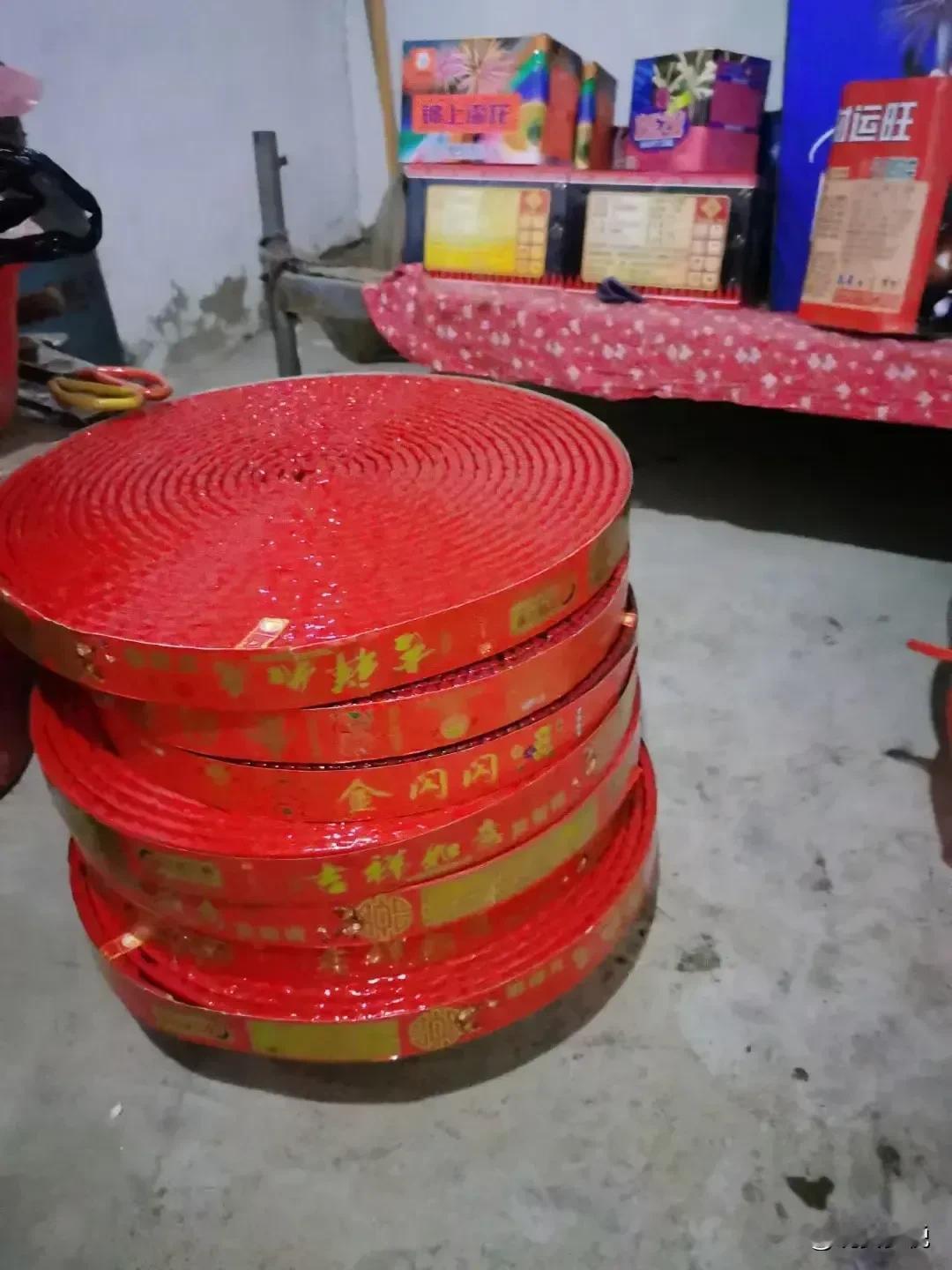 大年三十才买烟花爆竹，笑死我了，老公本来想捡便宜的，最后发现吃了大亏，因为便宜的