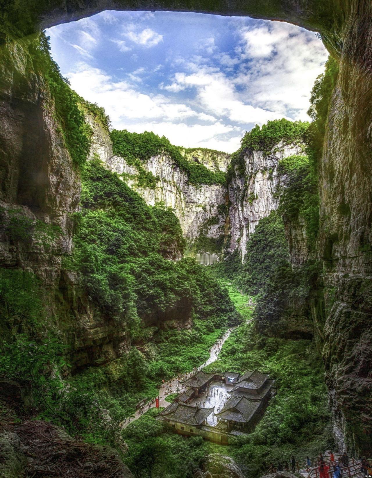 必须要承认的是，重庆有很多方面是非常不错的，比如说涪陵榨菜、万州烤鱼、香肠、腊肉