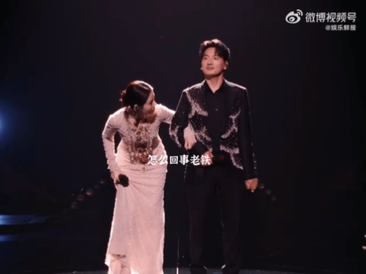 张碧晨小品女王发力了歌手直播现场，张碧晨登台鞠躬后硬控身旁的海来阿木，当头就是一