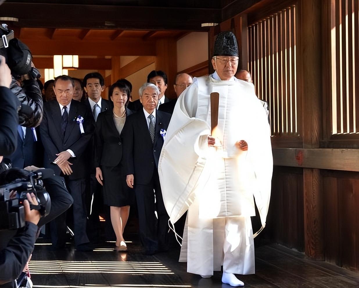 高市早苗是否参拜靖国神社，不能被包装成一项“自行决定”的私人选择。身份到了首相这