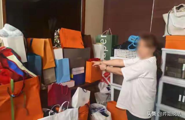 上海，一保姆为了给儿子筹备彩礼，趁雇主不在家，悄悄潜入雇主卧室，偷走了雇主的现金
