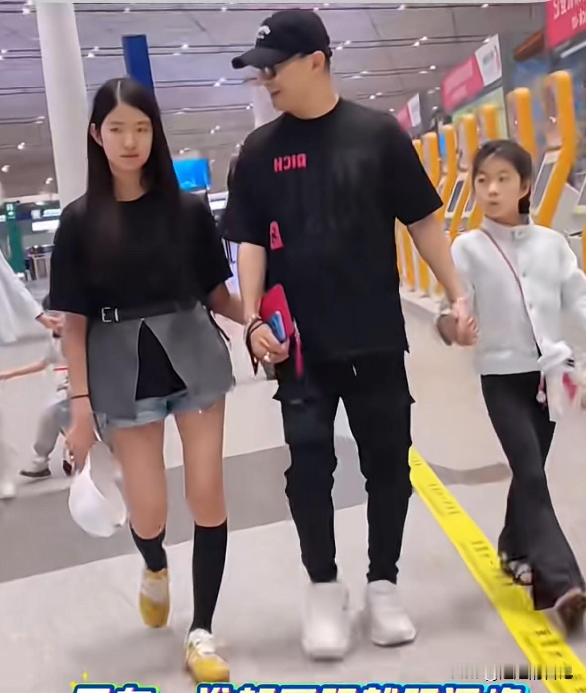 汪峰跟女儿现身机场，小苹果的颜值高，但是腿形随了爸爸，真不知道这对儿父母怎么想的