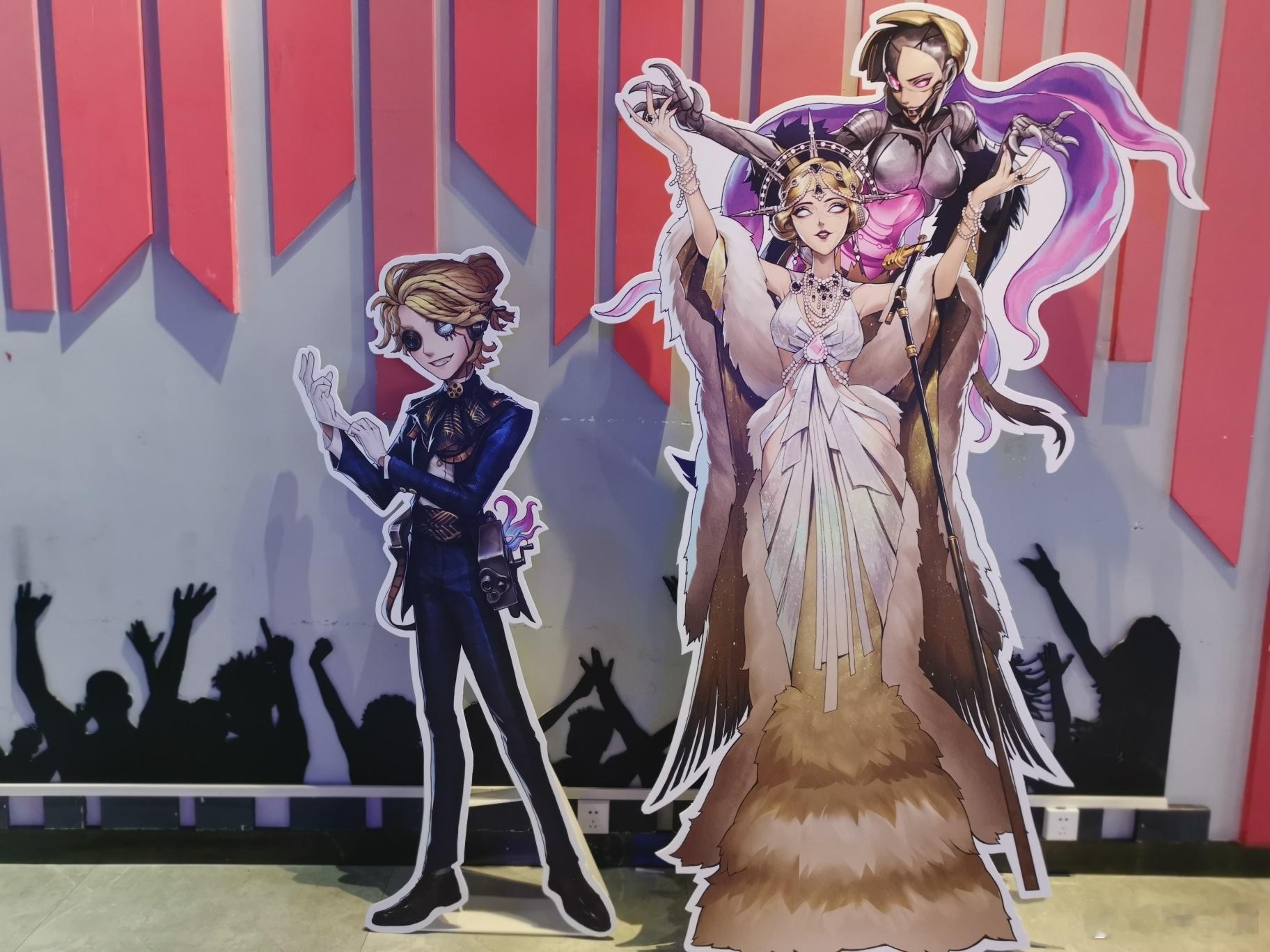 第五人格[超话]第五人格万达电影七载狂欢影梦帧藏 万达广场的第五人格广告大屏震撼