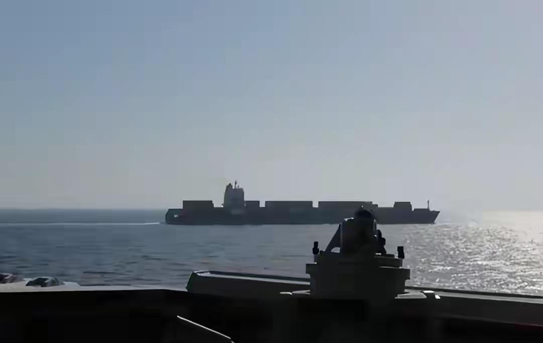 开火截停中国货船！美军在阿曼湾公然动武，中方回应一针见血
 
一艘正常行驶在公海