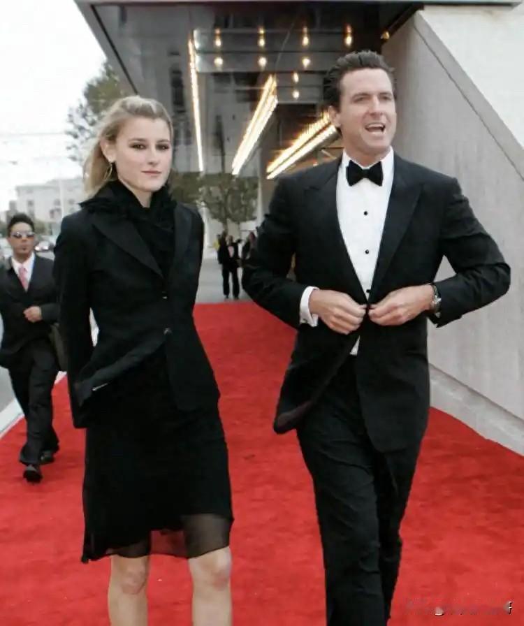 纽森出轨是加州人尽皆知的负心男



   纽森是二婚，其前妻是川普现在的媳妇金