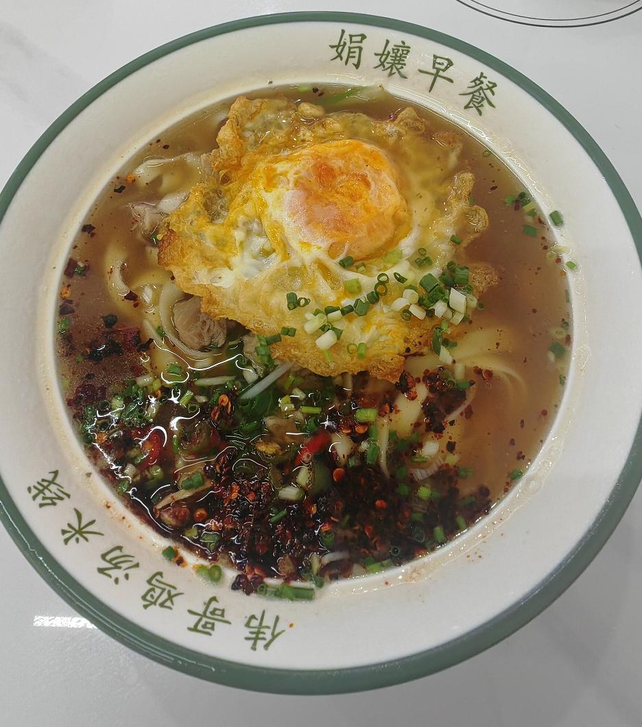 荔波县城的规模不大，最显眼的就是沿街排布的宾馆和餐馆，家家户户都敞开着门，透出生