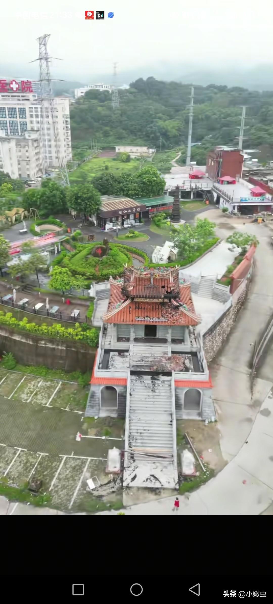 闽南安溪龙须庙被雷劈了。
这座庙宇，在高楼密集区，后面电塔密集但依然被雷劈，精准