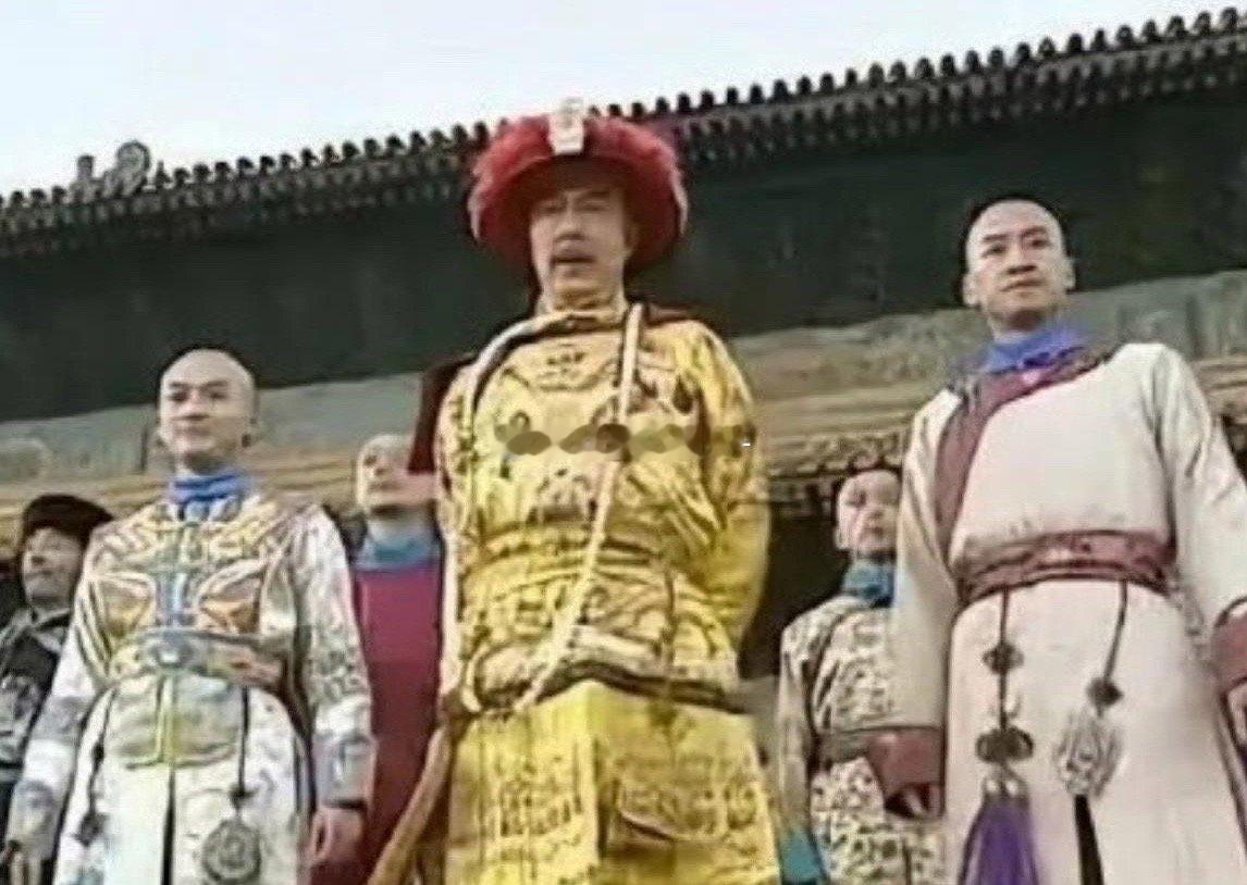 尔康明明是侍卫，但是以前看还珠格格时总感觉他和永琪是身份相当的。这到底是为啥？ 