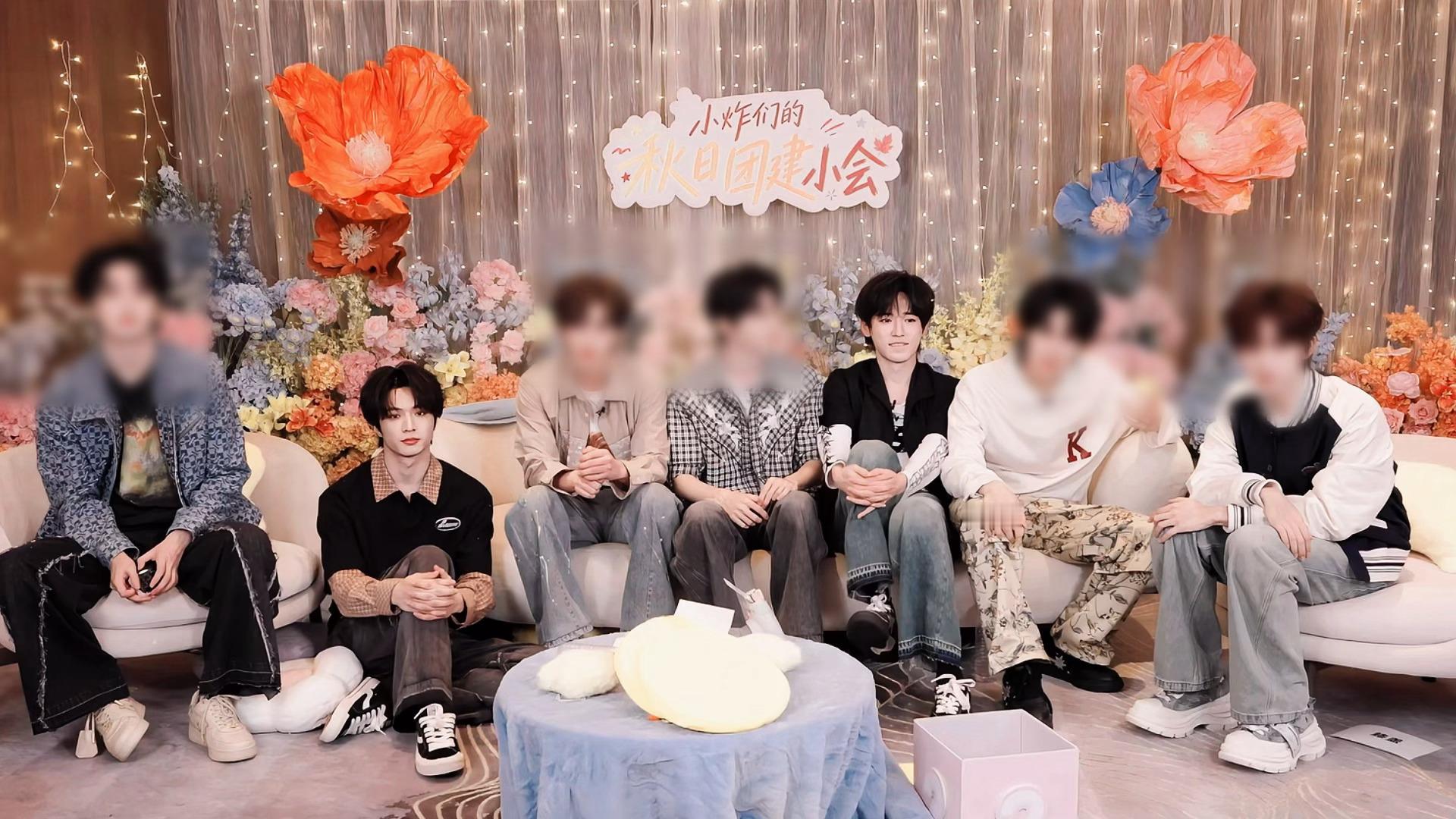 一秒就看到同一姿势的情侣了 ​​​