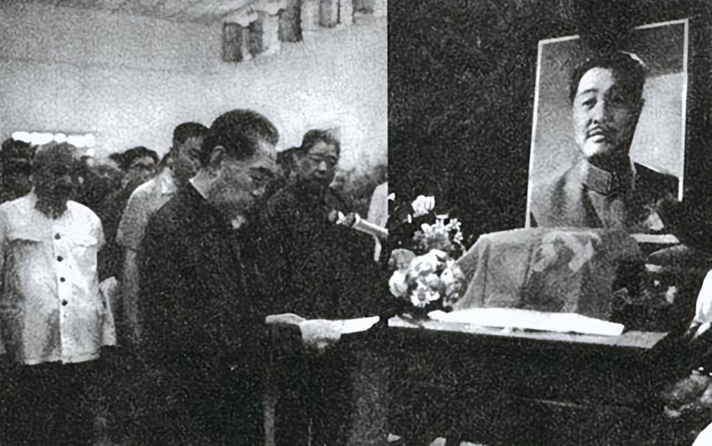 1975年6月9日，在北京八宝山革命公墓礼堂举办贺龙骨灰安放仪式，重病缠身的周恩