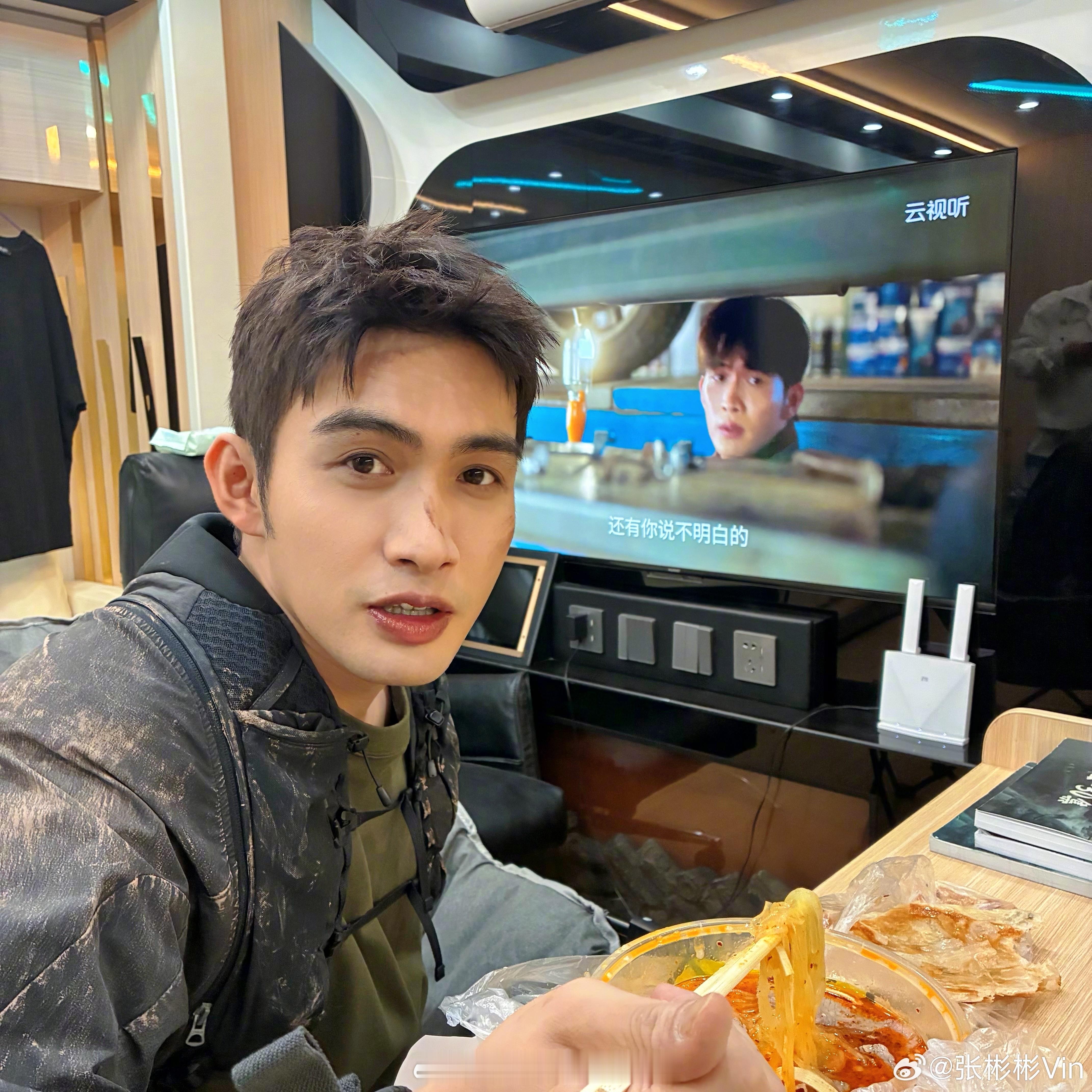 张彬彬最新🈺在《龙骨焚箱》片场实时追自己的新剧《余生有涯》大家都来看秦南啊！真