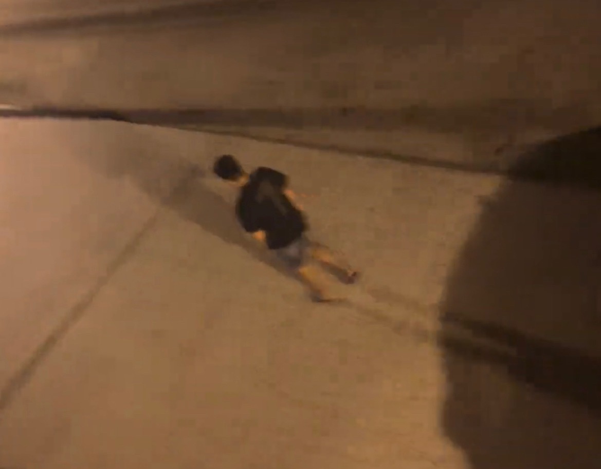 【玉林一男子凌晨去拉车门被楼上居民发现】近日，网友爆料称：玉林市某地一名男子在凌