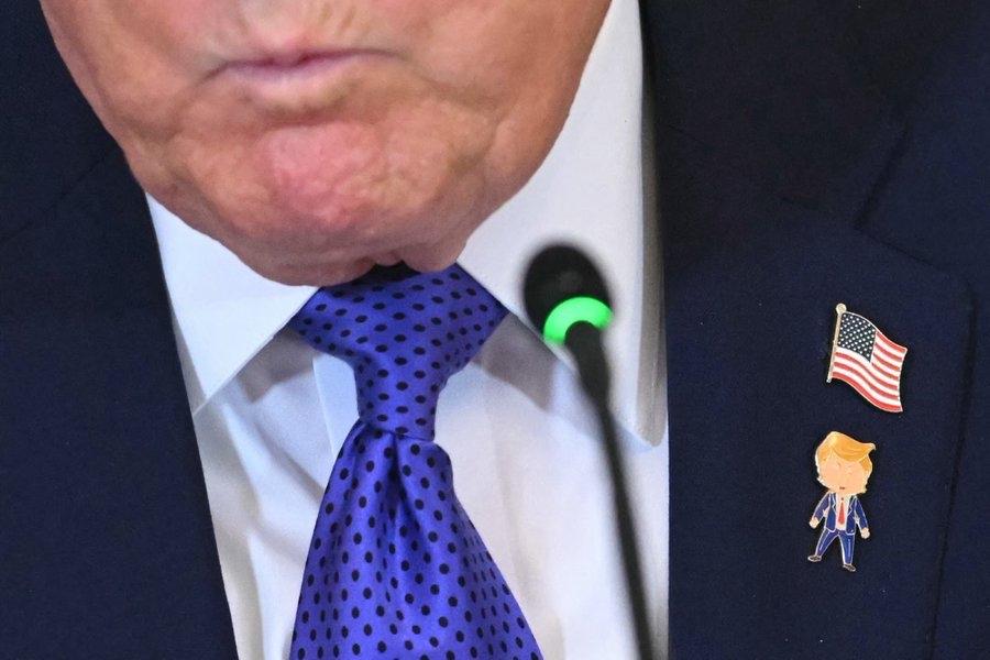 记者：“我看到你戴着美国国旗的领针。另一个是什么？”

川普：“那个叫‘快乐川普