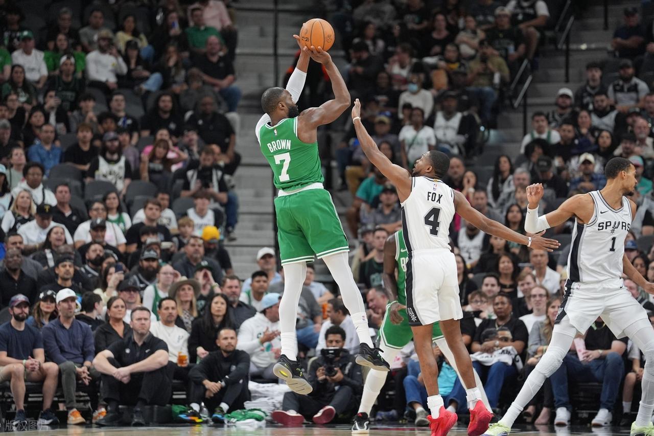 布朗不满判罚，被驱逐！绿军被追平比分！详细情况是
第二节比赛还剩3分58秒时，布