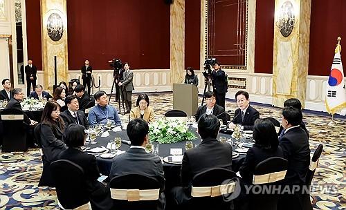 李在明结束访问，回到首尔！李在明此行，可谓收获颇丰。他还专门与随行记者团举行午餐