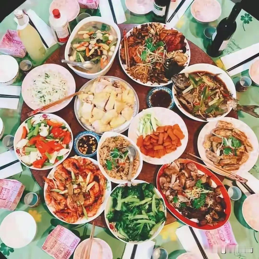 美食与美景，人生不过如此。三餐烟火暖，四季皆安然