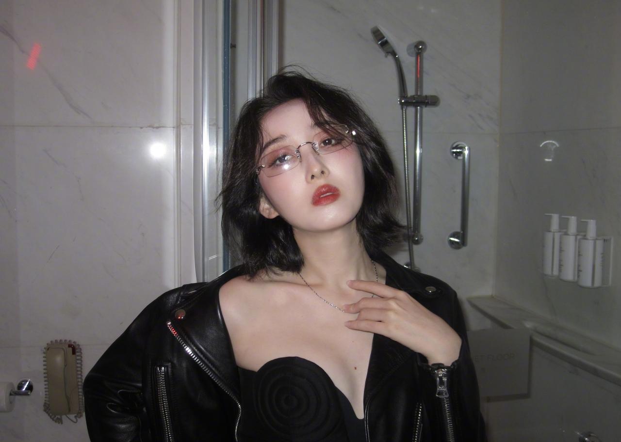 蒋梦婕浴室小表情勾人，姐姐很会女明星