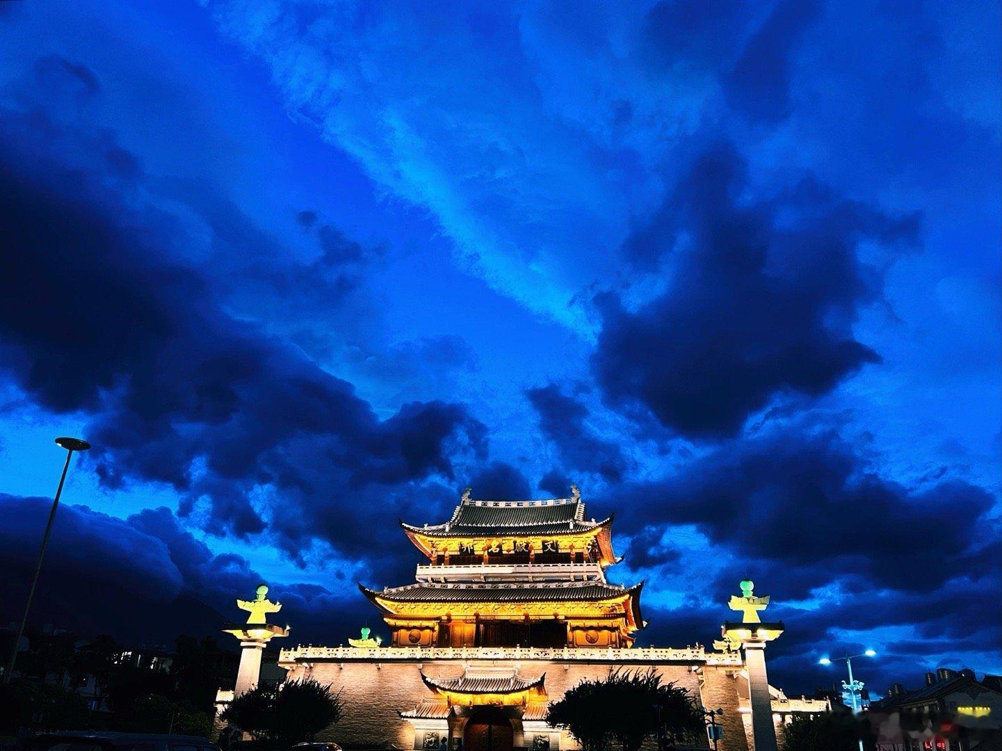 此时此刻 20260615。周一。五月初一。农历五月第一天大理傍晚的云有些魔幻冒