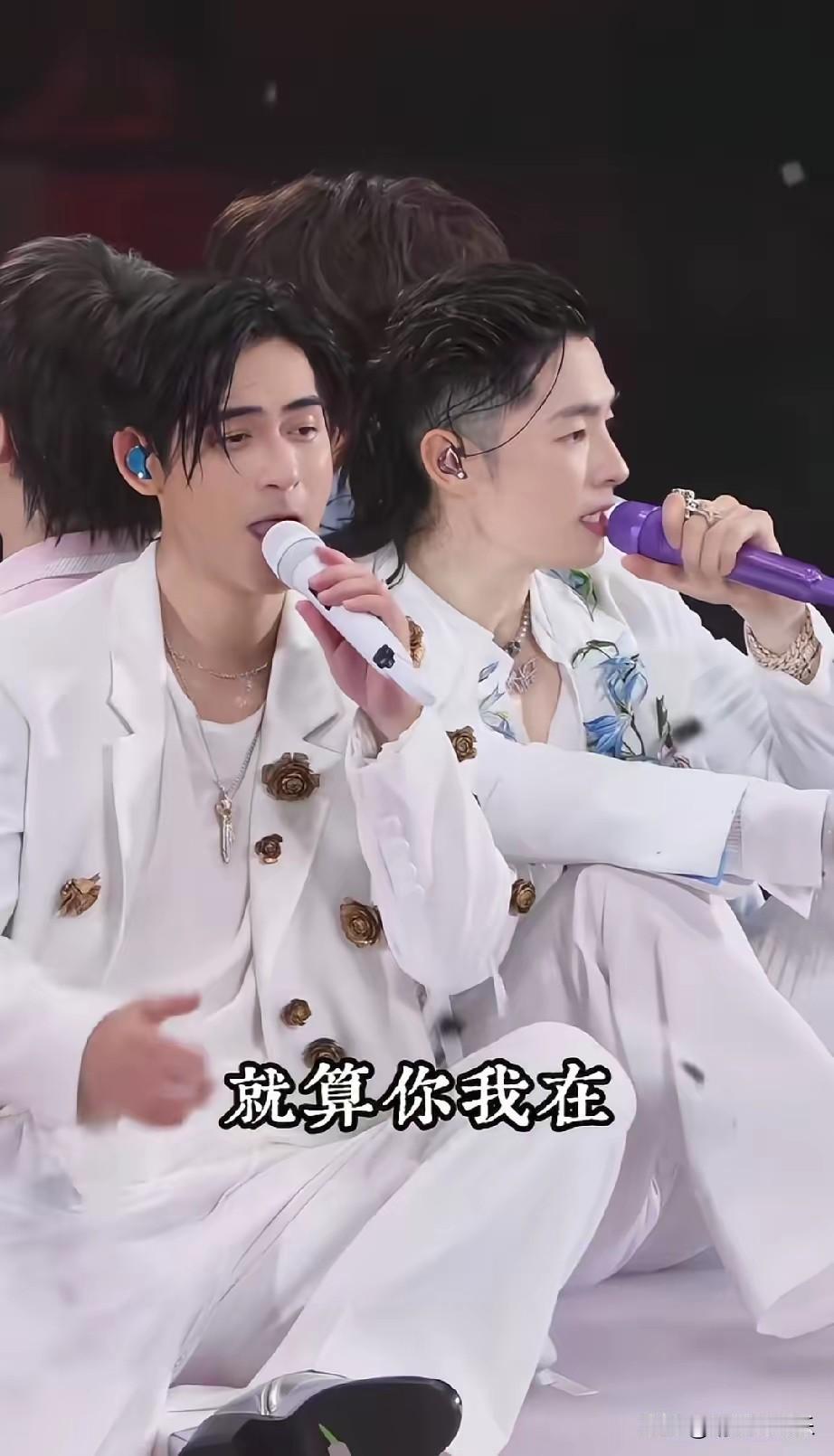 F4的演唱会上，其他人都是样子老了，而吴建豪却是老样子，几乎和年轻时的样子一模一