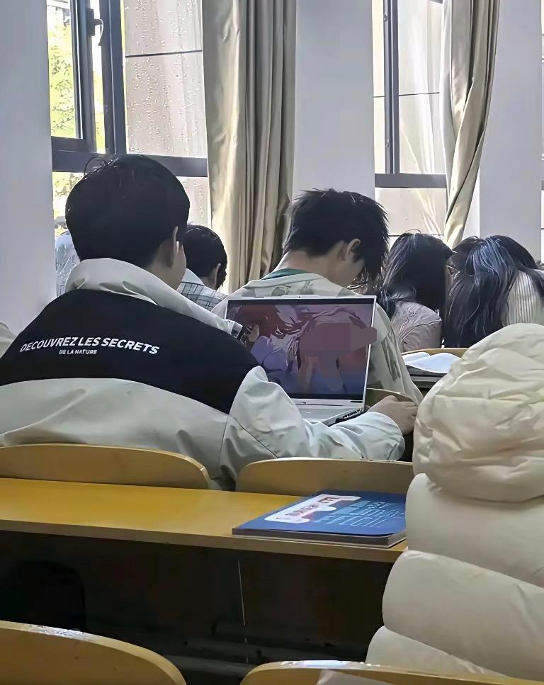 这大学生上课都在干嘛呀[捂脸]
