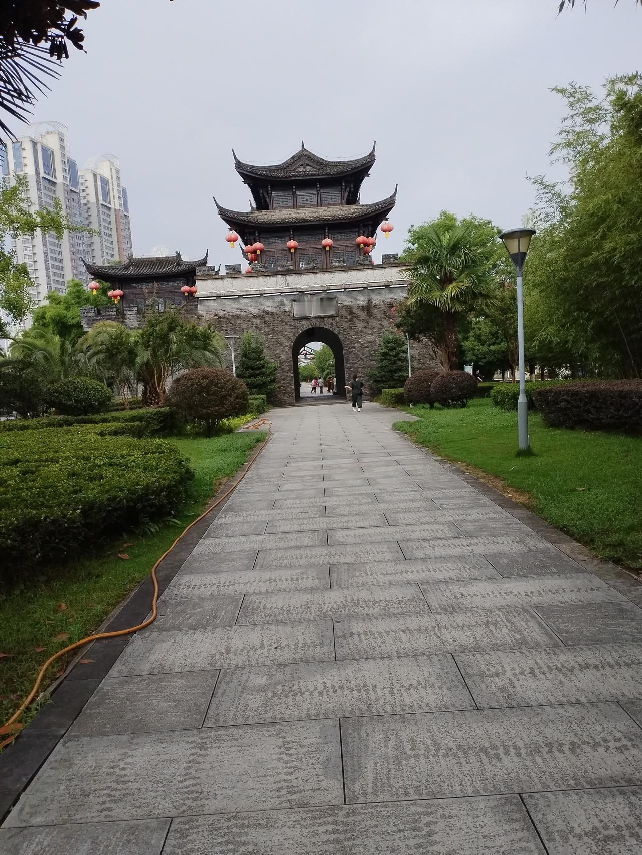 东浦待潮生
下联以方位词“东浦”精准对上联的“西山”，一西一东拉开空间的开阔感，