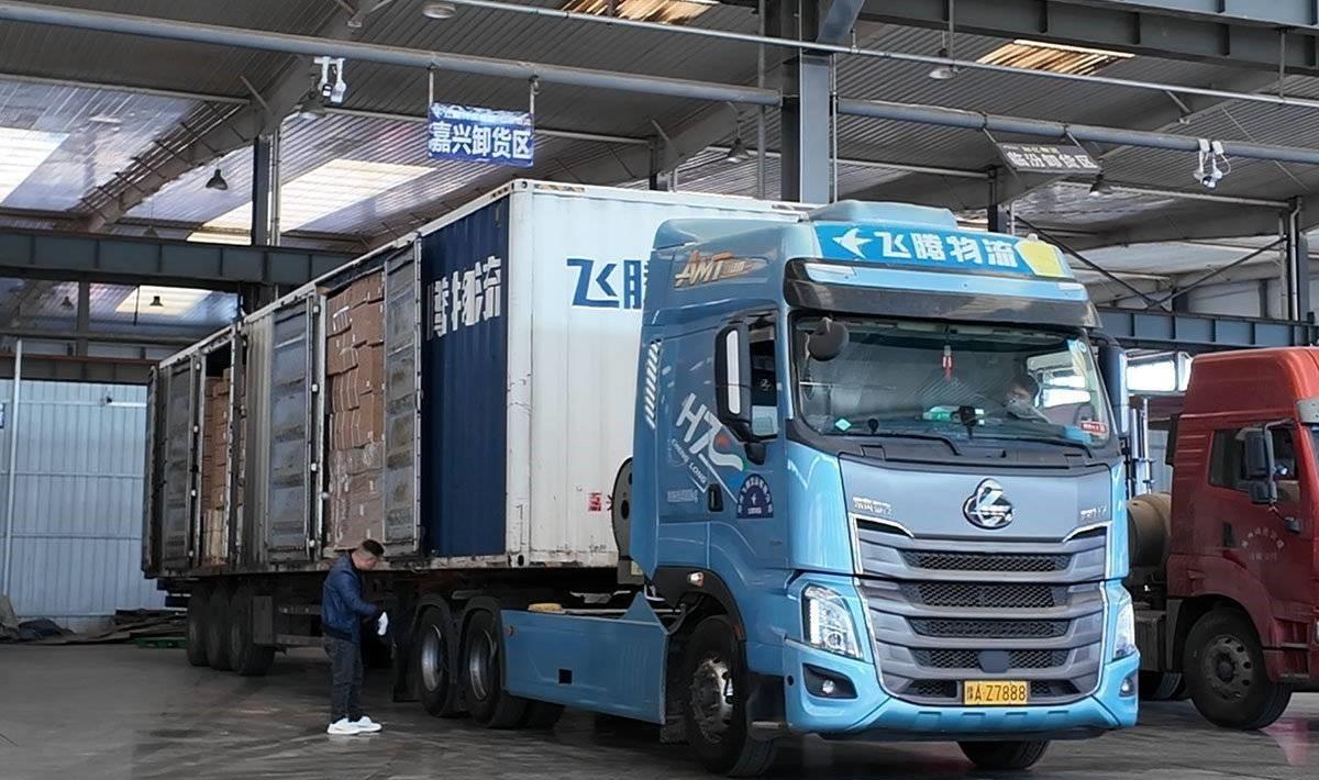 百公里气耗 26.63kg！乘龙H7天然气牵引车练出低能耗！河南飞腾供应链管理有