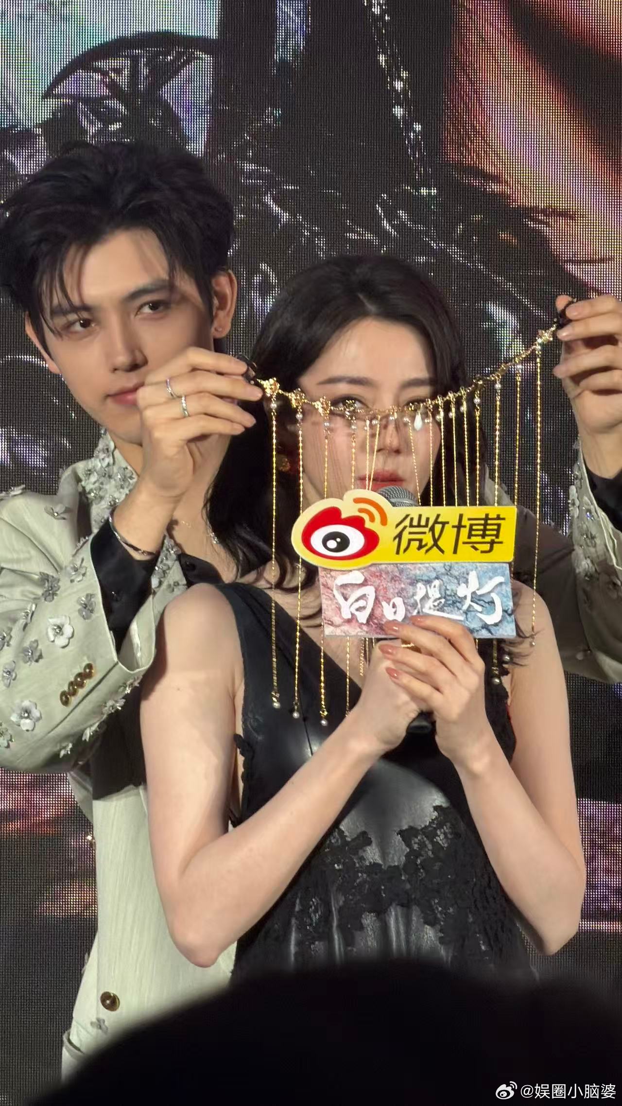 陈飞宇帮迪丽热巴戴脸链 这场景也太梦幻了吧！陈飞宇帮迪丽热巴戴脸链的时候，周围的