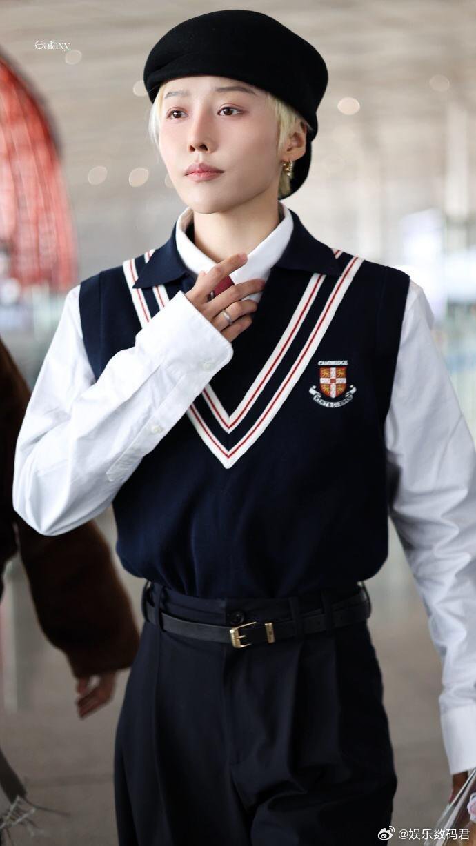 刘雨昕和学院风的适配度 英伦学院风被刘雨昕轻松拿捏，飒爽又温柔，干净清爽的少年气