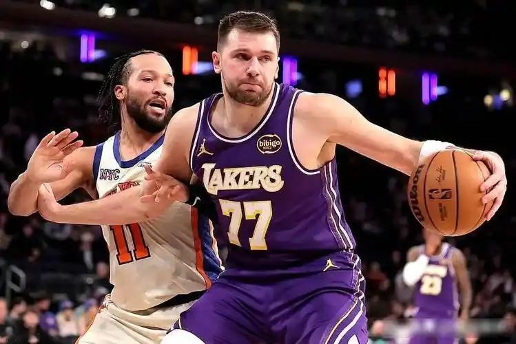 这么看，布伦森和东契奇还真是挺像的！前NBA球员丹尼·格林两句话点破这里面的门道