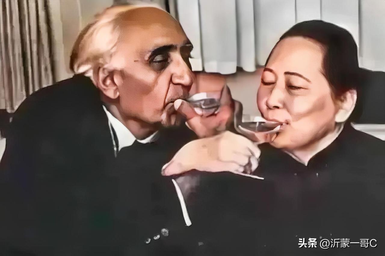 下面照片是时年86岁的宋美龄过生日的合影。
这是1979年宋美龄与马德海交杯对饮
