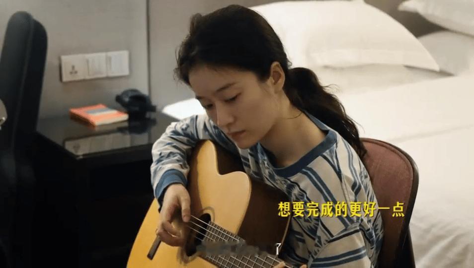 张雪迎练吉他 张雪迎对自己的要求真的特别高 看得出来她真的对待角色非常的用心 