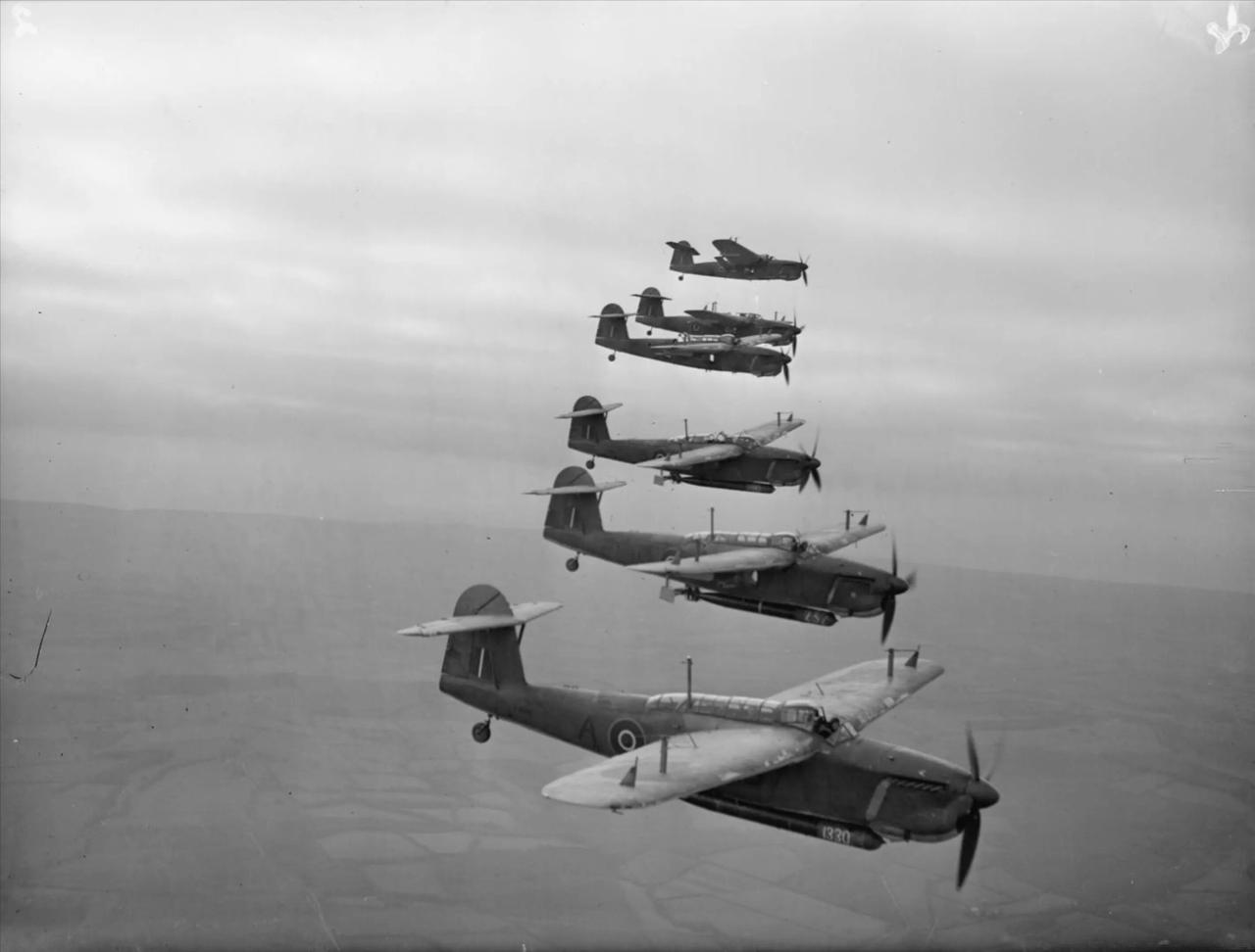 1943年11月，英国皇家海军的费尔雷"梭鱼"舰载轰炸机编队飞行。