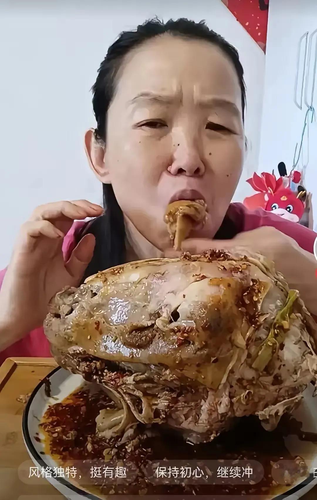 有一天，无意间进了她的直播间。

这个人，直播间中，很多的粉丝都在质疑她。我看她