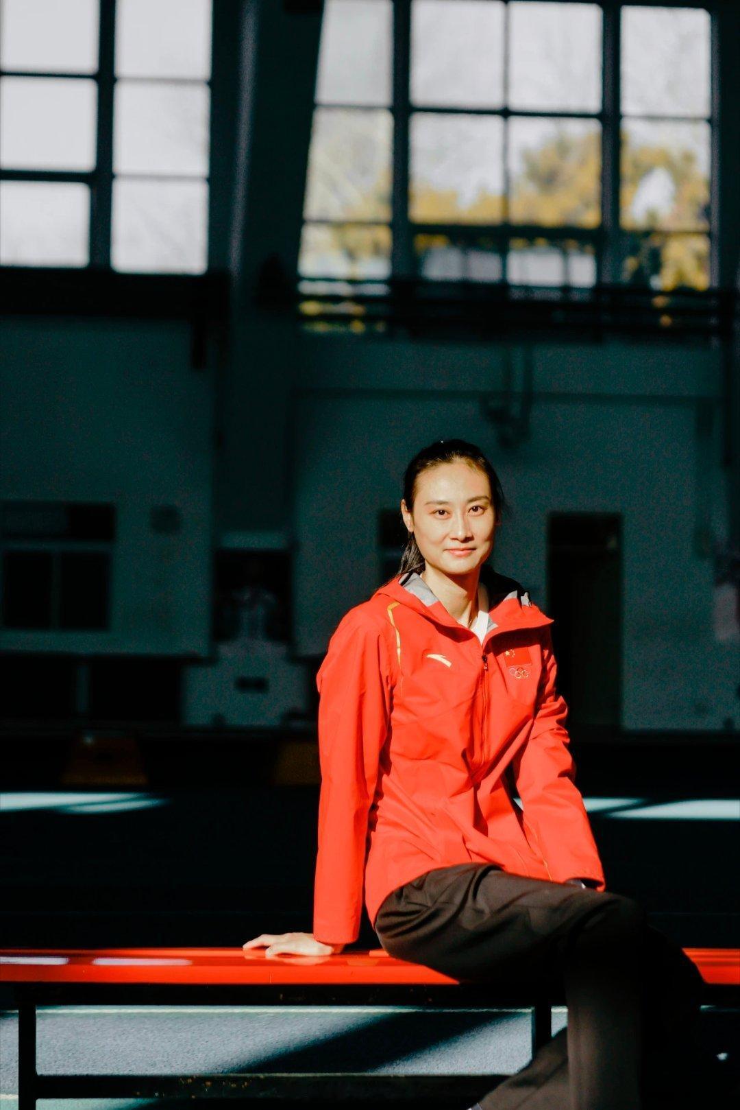 《那个全亚洲跳得最高的女人》网页链接人物对亚洲撑竿跳高女皇李玲的故事讲述田径说一