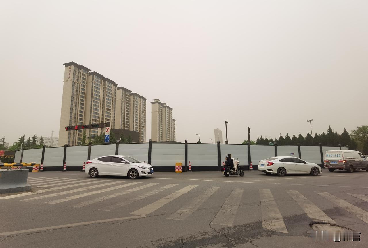 杨凌西农路转盘开始围挡施工，要从转盘改成立交啦！西农路立交桥可是杨凌贯穿南北的重