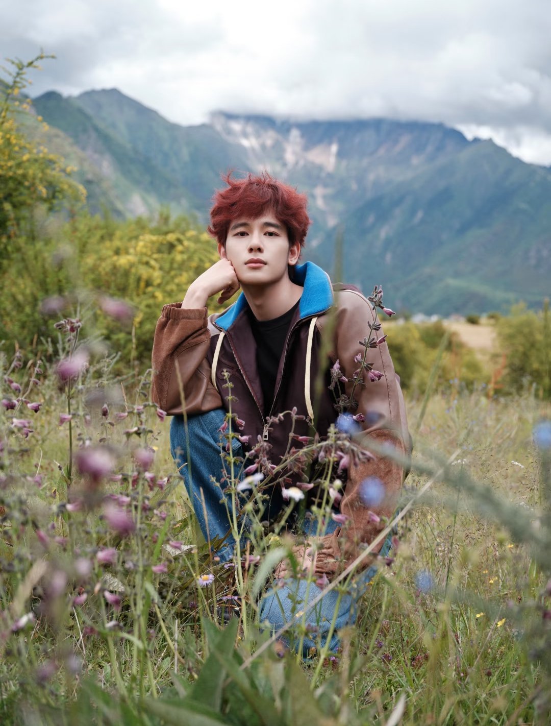 胡先煦分享了一组红发写真，并配文“扎西德勒”。“扎西德勒”是藏语中一句非常美好和