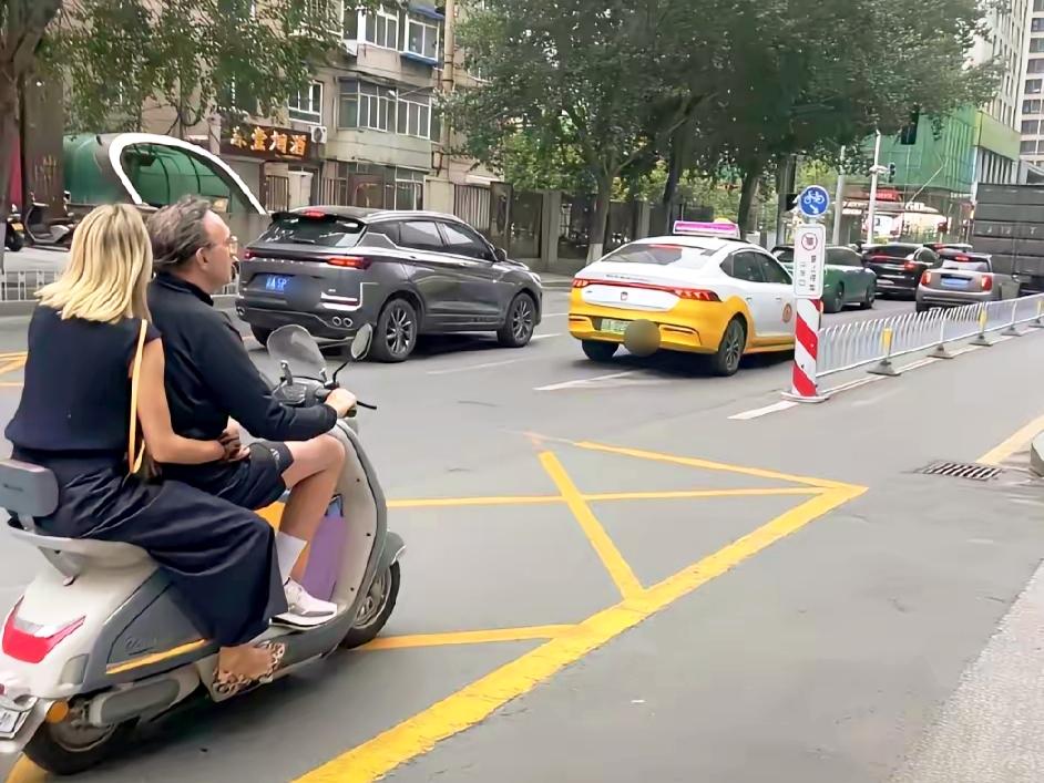 乌戈指导已经融入沈阳生活，电动车骑得轻松惬意

有网友拍到了辽篮主教练乌戈指导在