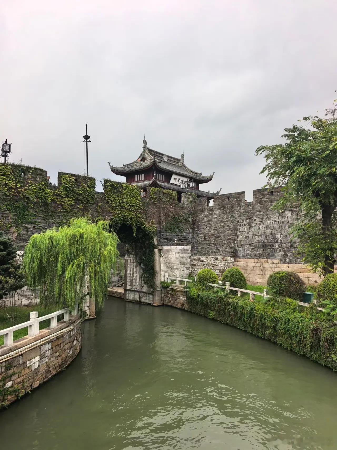周一值得关注板块：1，算力租赁2，网络安全3，矢量网络分析仪4，半导体材料5，玻