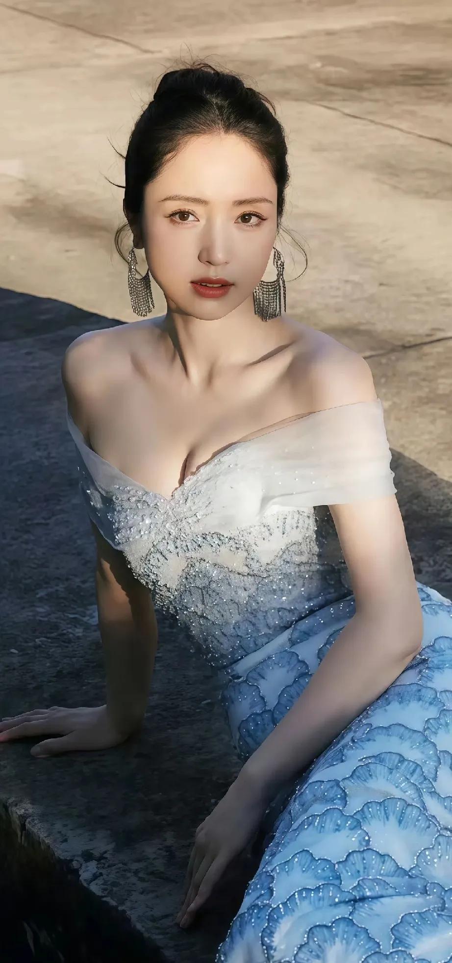 47岁的董璇最新写真直接杀疯了，每一帧都美到挪不开眼！一字肩礼服衬出绝美肩颈线，