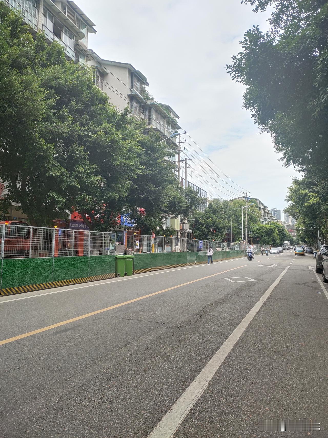 龙吟路片区启动燃气管道改造。
近日，有网友爆料称：“顺庆区龙吟路部分区域已打围施